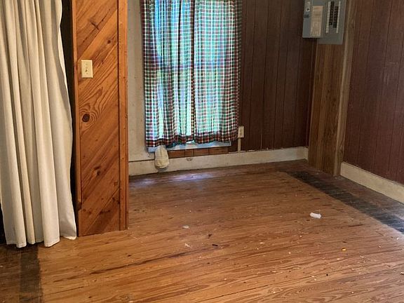 5th image of 403 Clarissa St