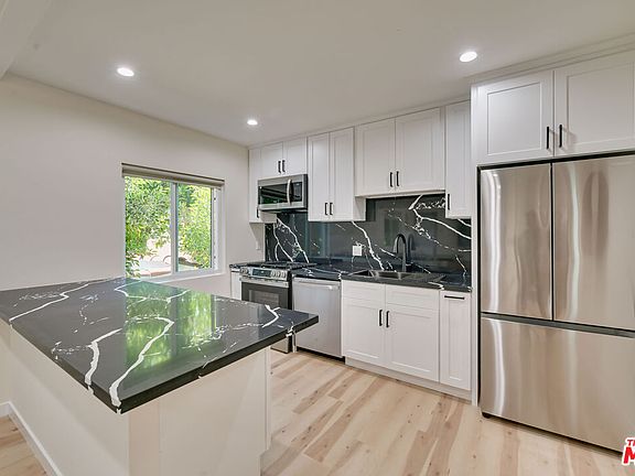 3rd image of 9042 Phyllis Ave #B