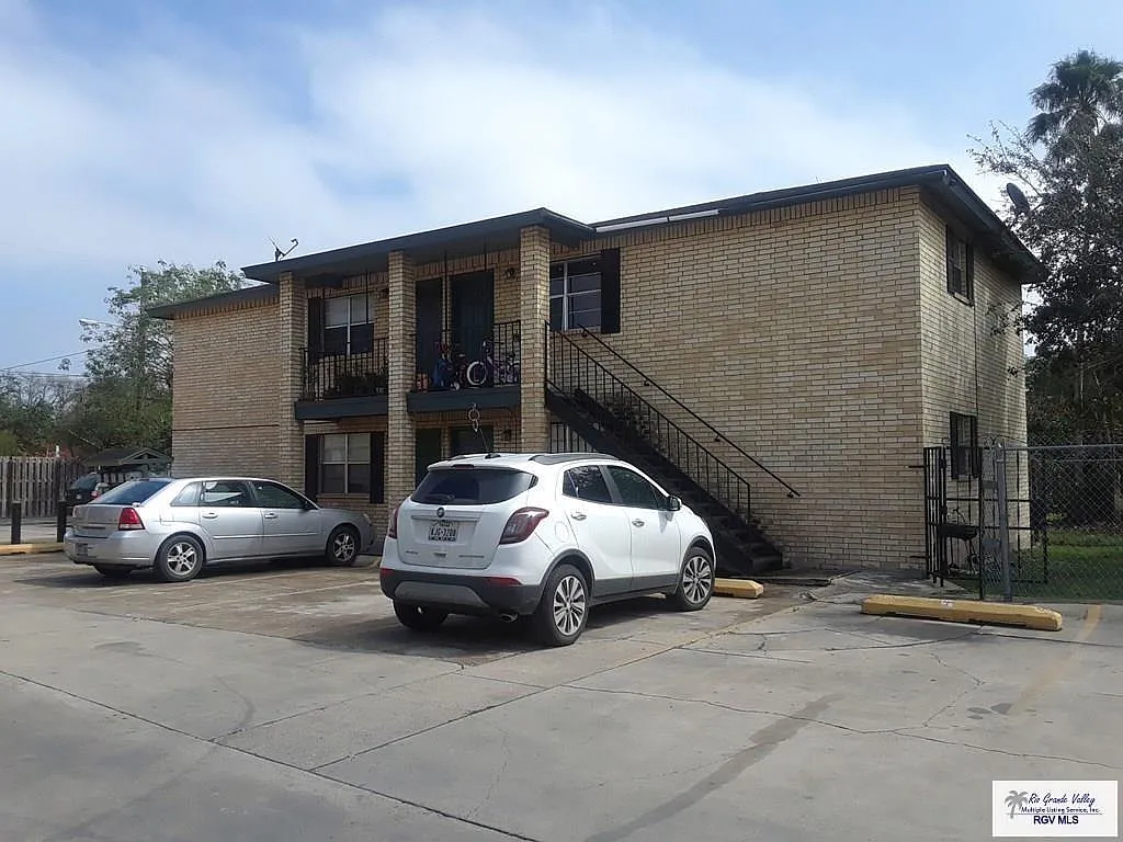 2 bed, 1.0 bath, 750 sqft, $800 — Photo 2