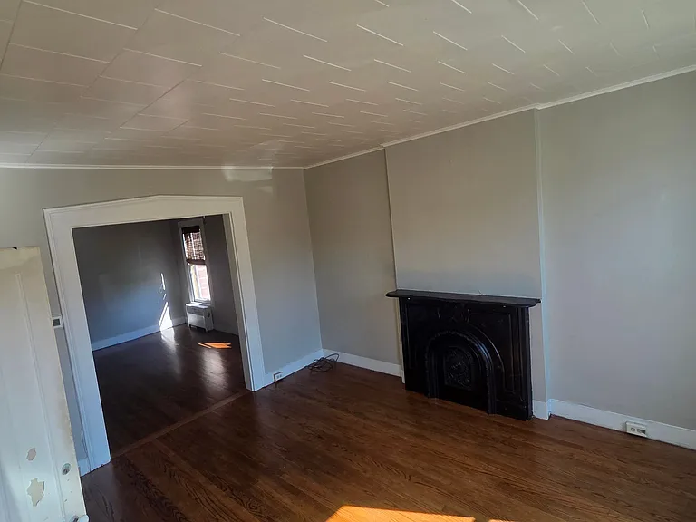 422 4th Ave — Photo 2