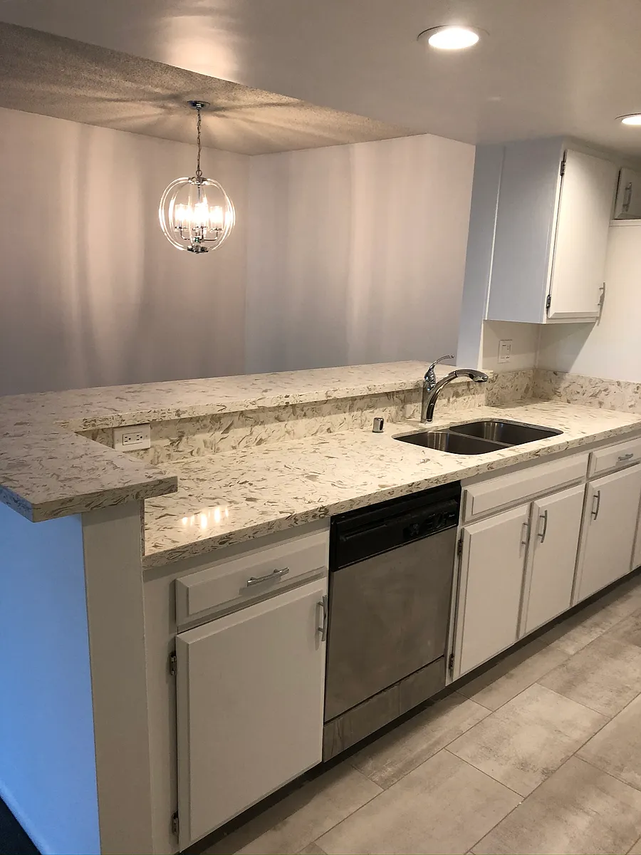 Building Photo - 601 Westholme Ave #105