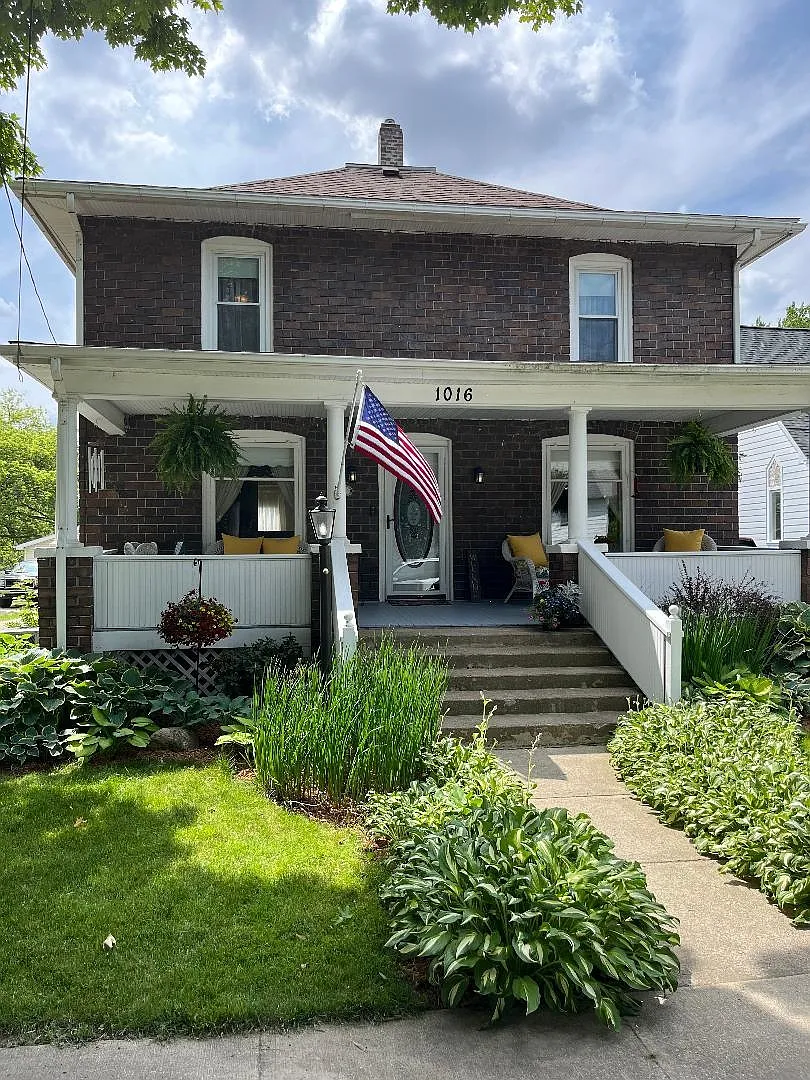 1016 Oak St photo 1