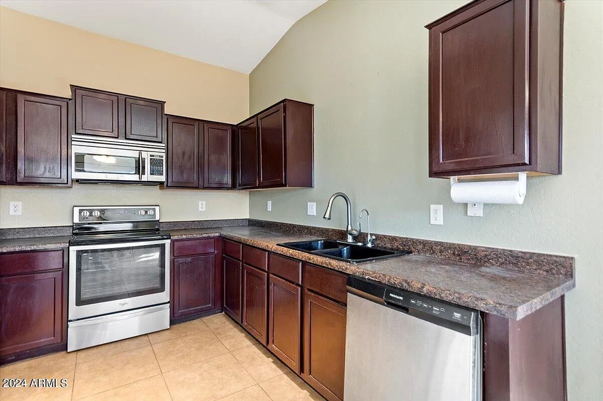 4 bed, 1600 sqft, $1,995 — Photo 4