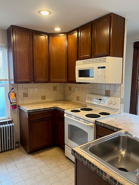 1st image of 213 Cattell St Floor 2