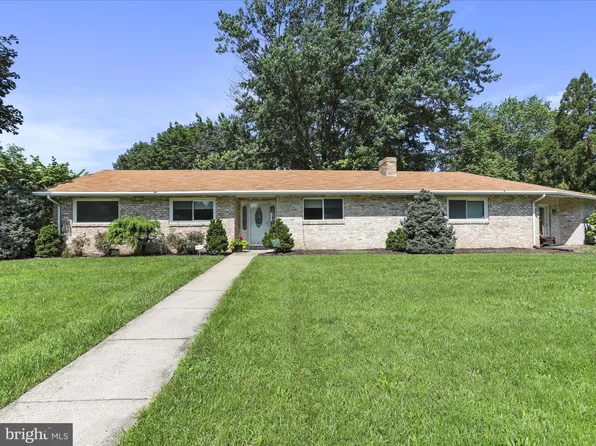 6 Moyle Dr, Fayetteville, PA 17222