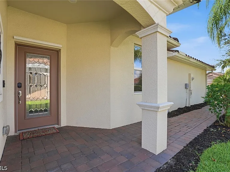 1835 Alameda Dr — Photo 2