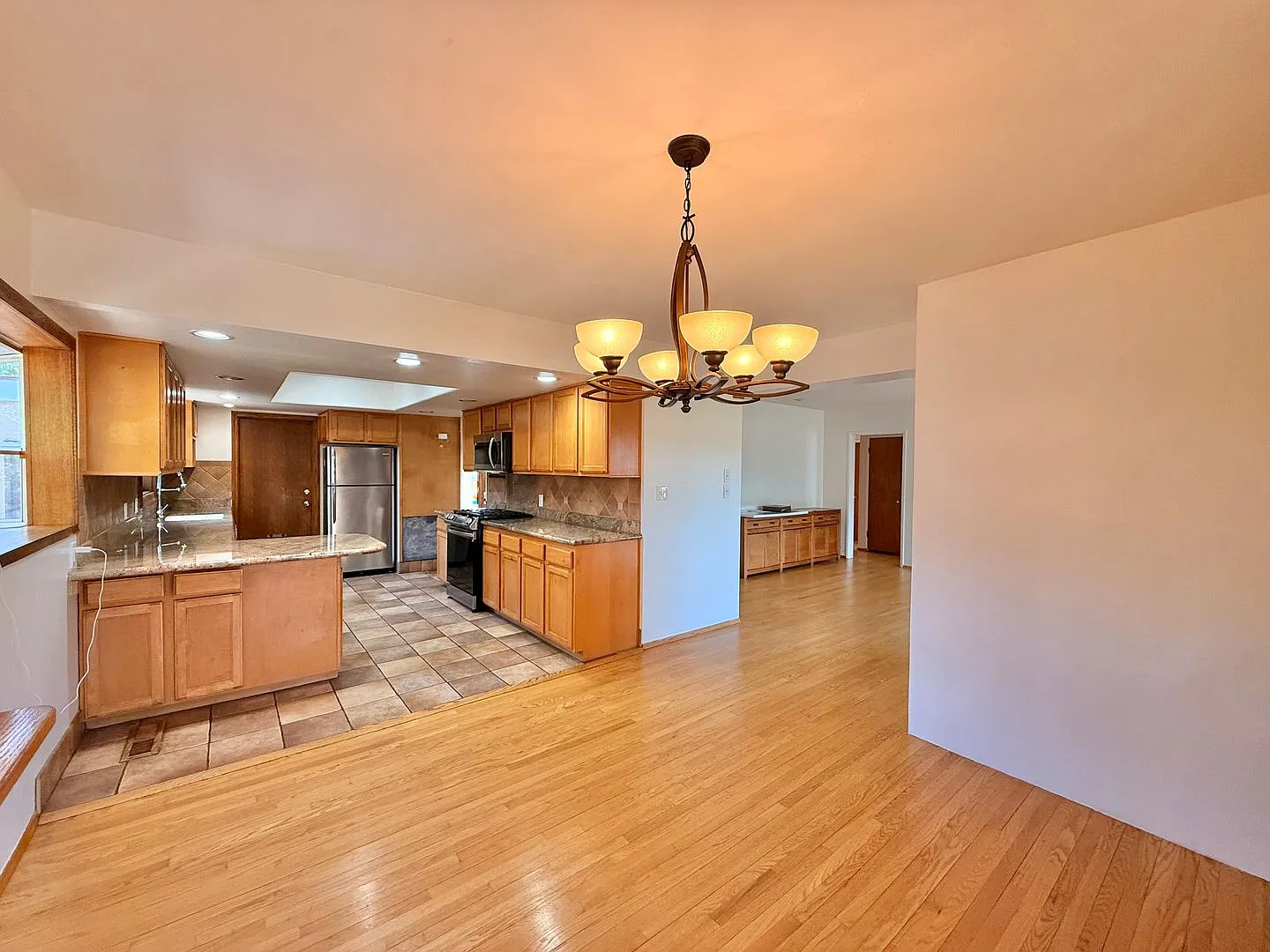 Spacious 4 Bedroom Home with Large Backyard in Beautiful San Diego! — Photo 3