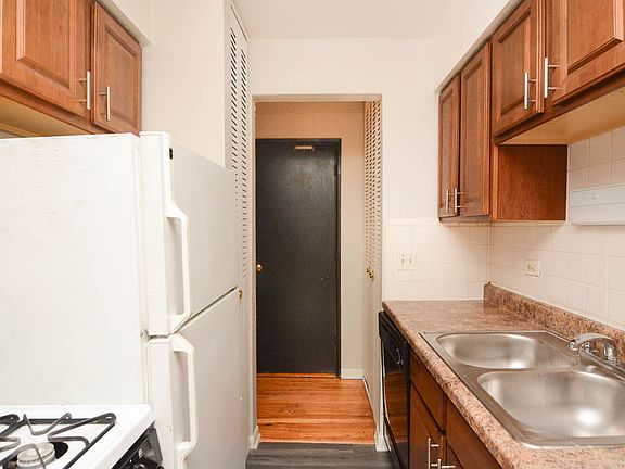 4th image of 521 W Briar Pl #113