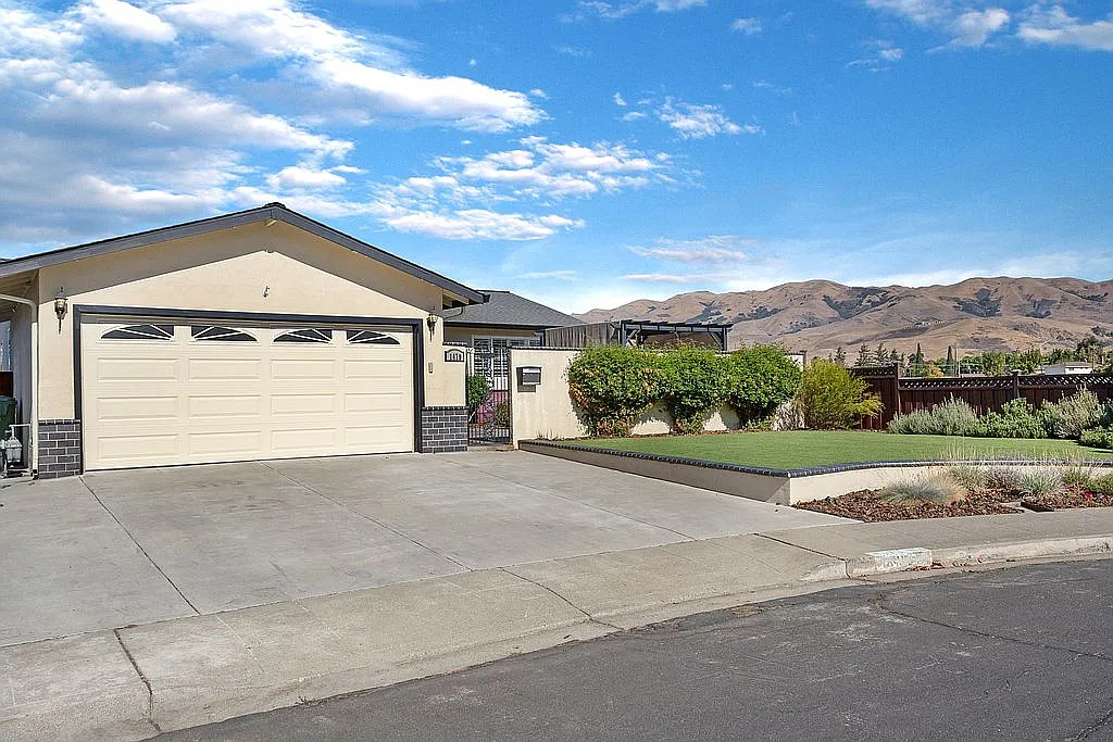 1479 Lassen Ave photo 1