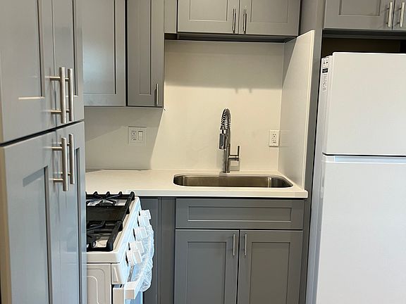 3rd image of 8248 Elmont Ave #1/2