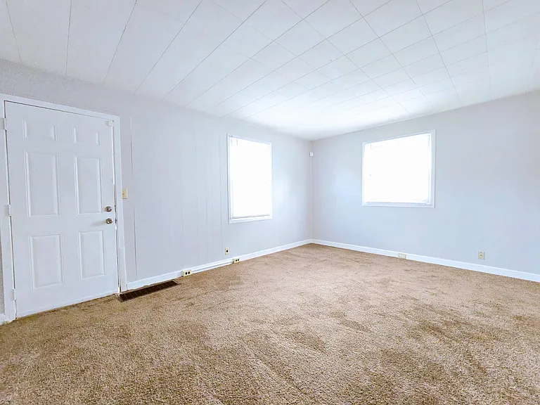 729 N Elmer St — Photo 3