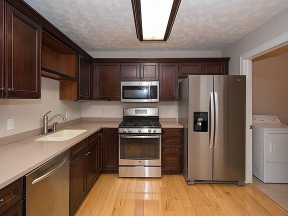 2nd image of 104 Clubhouse Dr