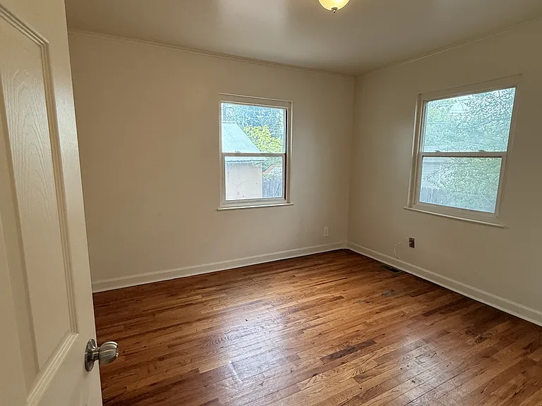 1906 8th St — Photo 12