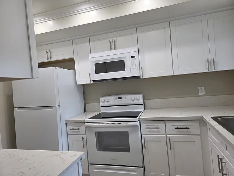Chateau Gardens Apartments — Photo 19