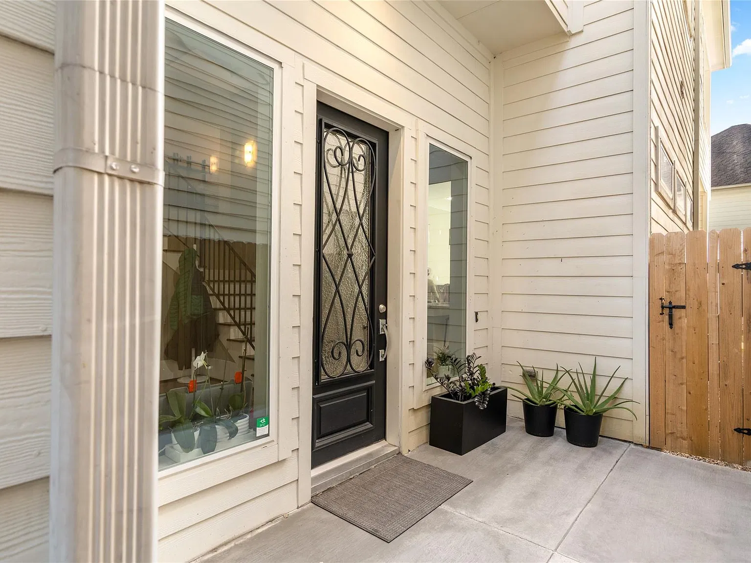 3 bed, 3.5 bath, 3162 sqft, $4,300 — Photo 2