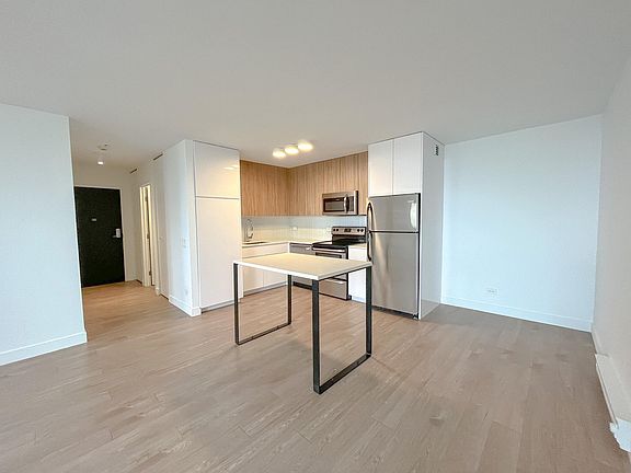 4th image of 2624 N Clark St #503R