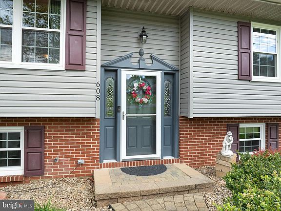4th image of 608 Blanchard St