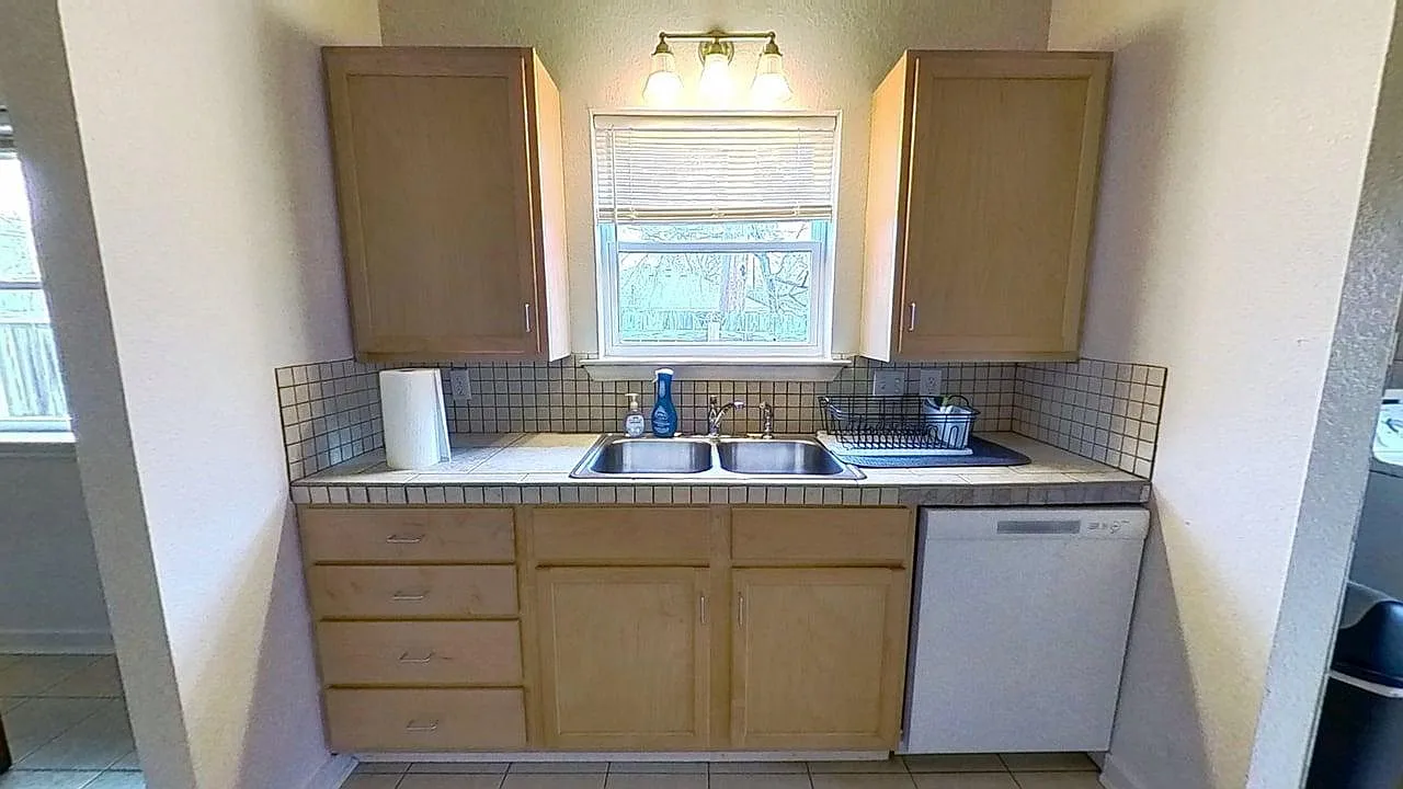 3 bed, 1338 sqft, $1,800 — Photo 2