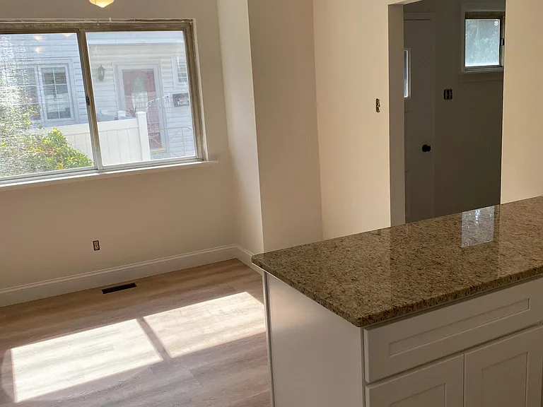 2851 Rossiter Ave — Photo 9