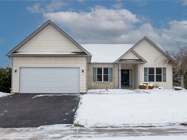 18 Peaceful Harbor Ln, Webster, NY 14580