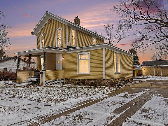 2nd image of 711 Maple St