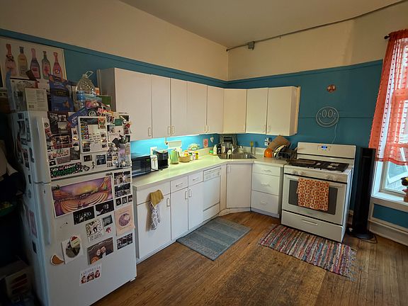 4th image of 2572 N Lincoln Ave #201