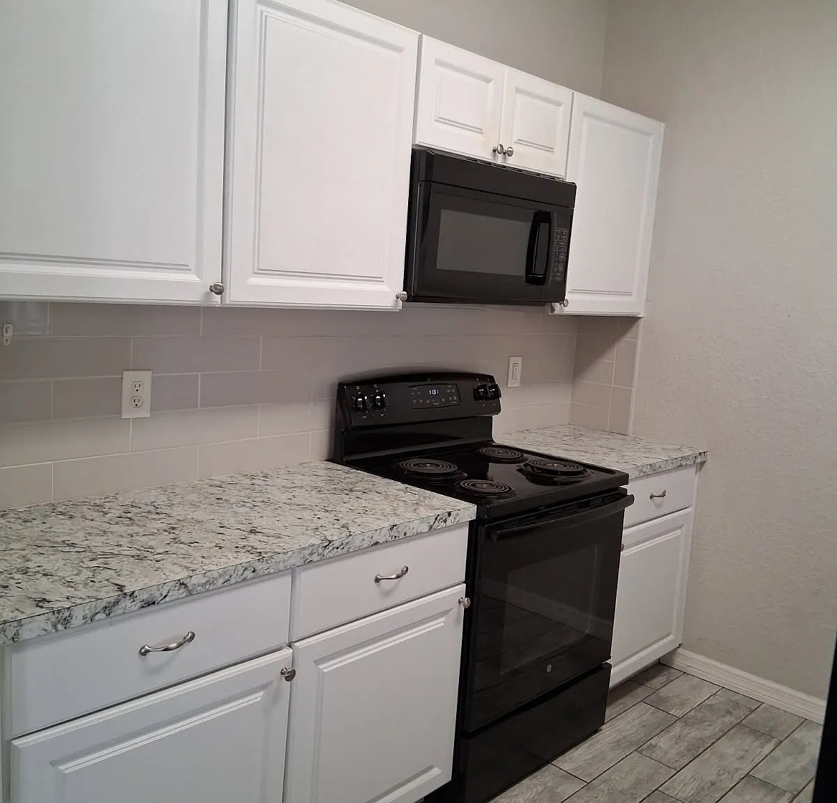 Charming 2/2/1 duplex — Photo 3