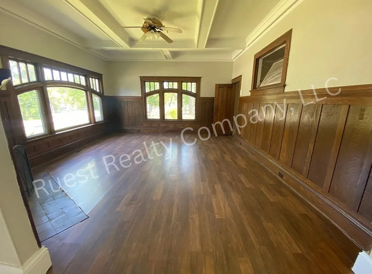 3 bed, $1,300 — Photo 2