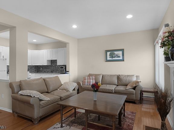 5th image of 158 Autumn Ridge Rd