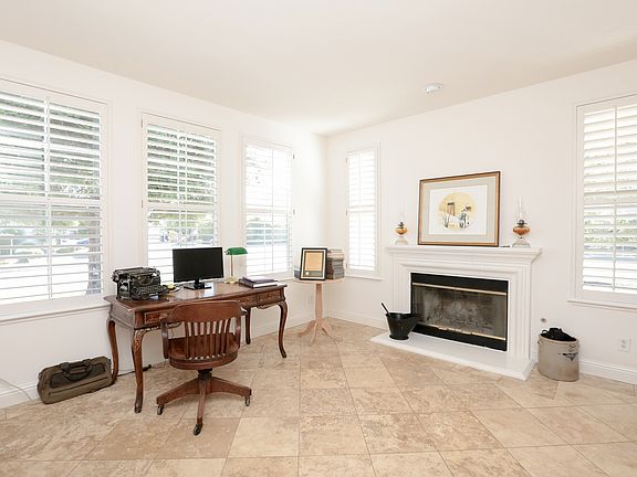 Living Room w/fireplace