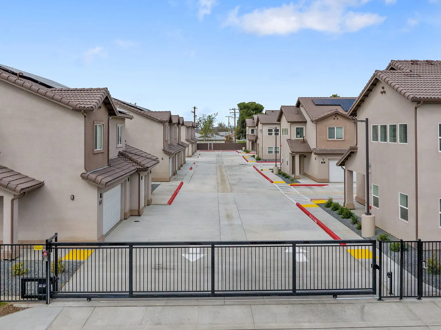3 bed, 2.5 bath, 1335 sqft, $1,850 — Photo 2
