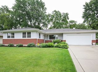 1807 Country Knoll Ln, Elgin, IL 60123