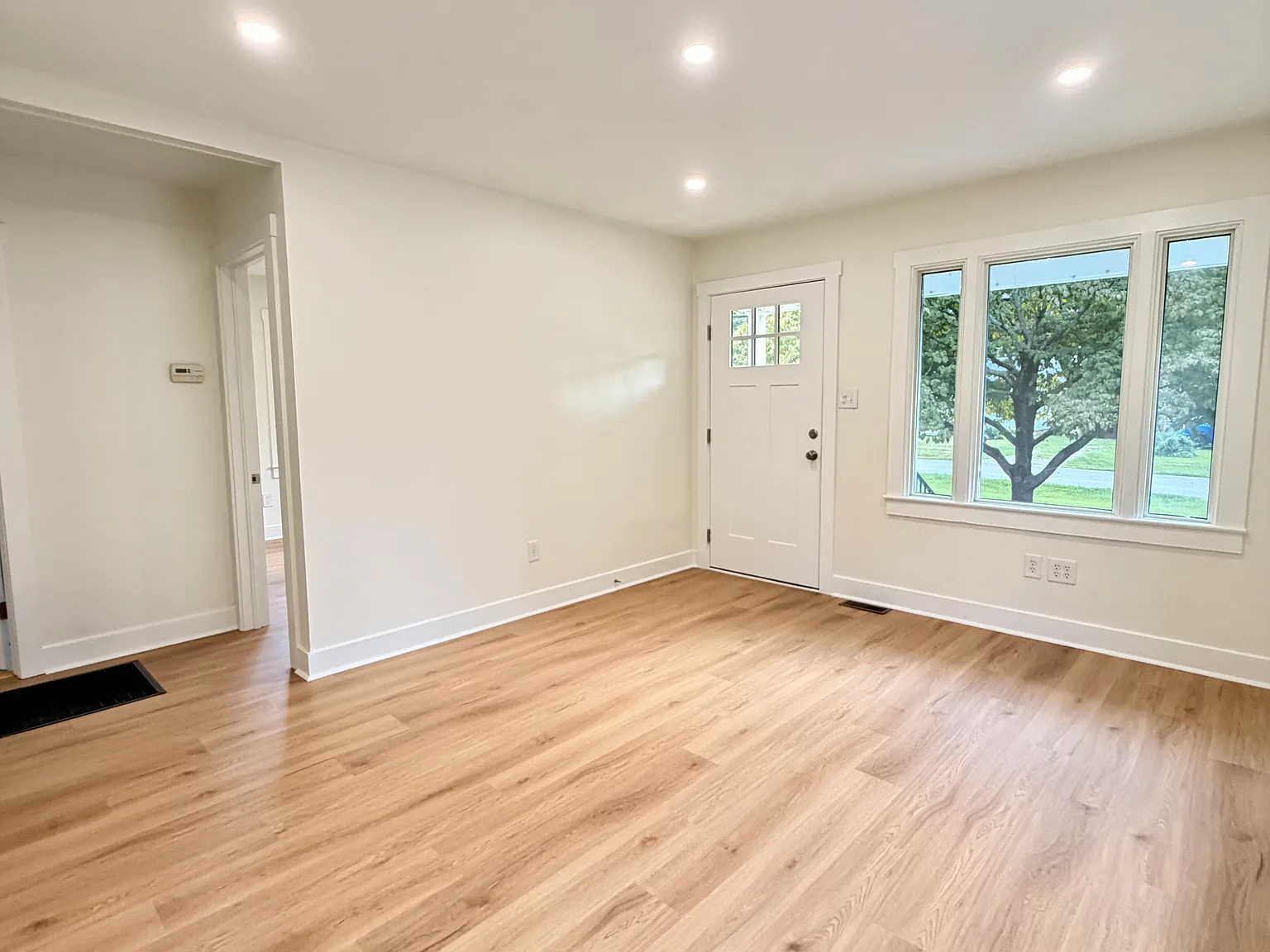 2 bed, 691 sqft, $1,900 — Photo 2