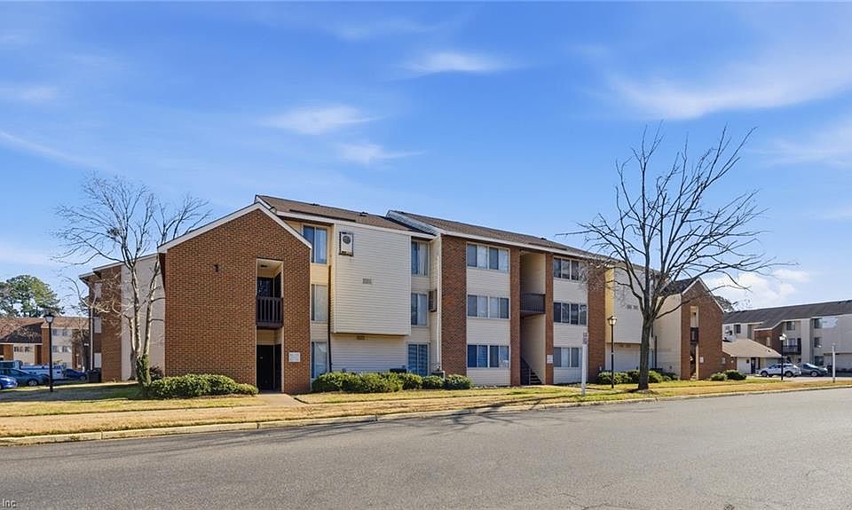 1st image of 109 Hampton Club Dr #3