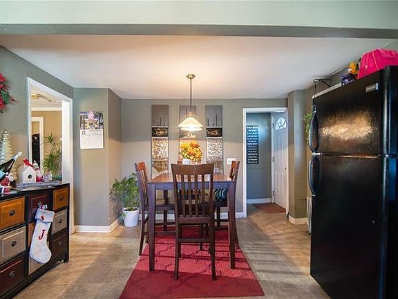 3rd image of 244 Grosvenor Ave