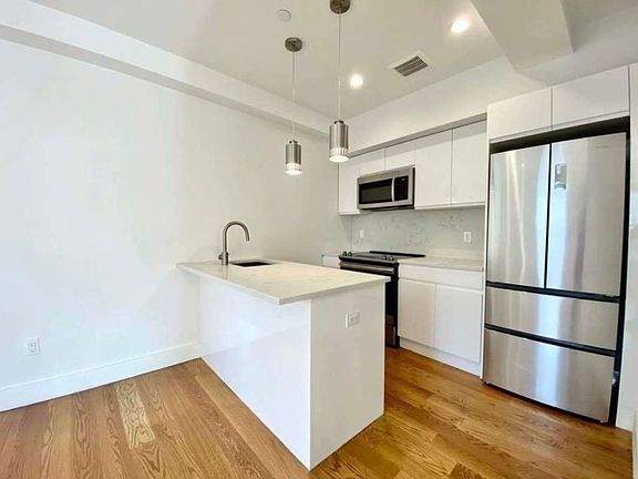 2nd image of 59 Montrose Ave #2AF