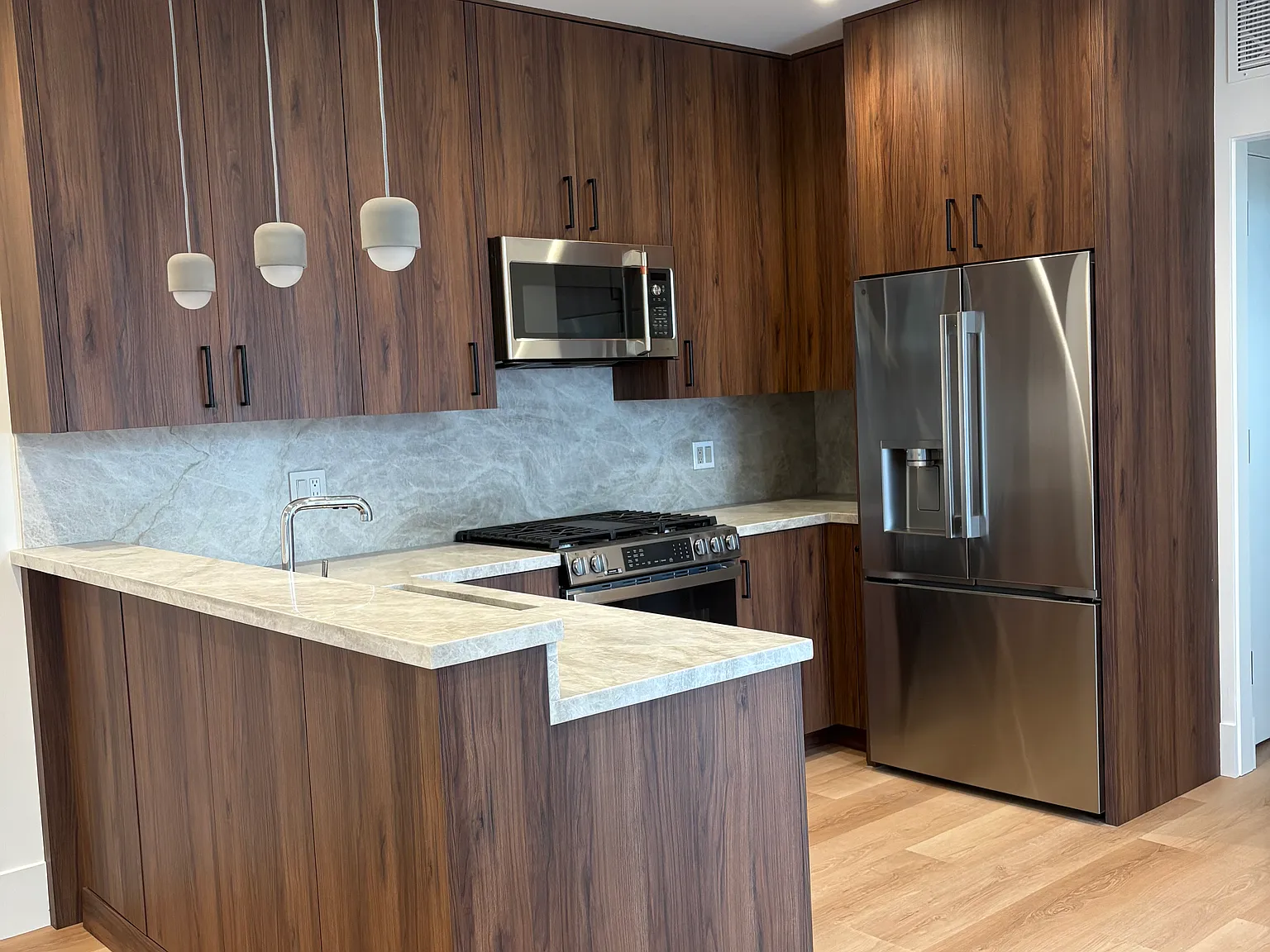 2 bed, 810 sqft, $6,000 — Photo 2
