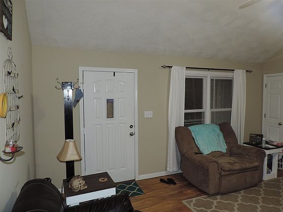 4th image of 82 Bush Ct