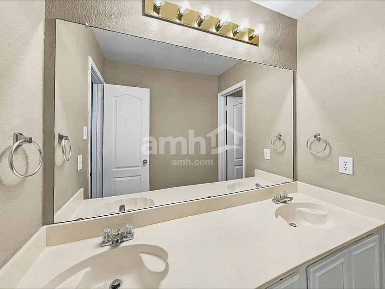 7504 Wood Slope Dr — Photo 16