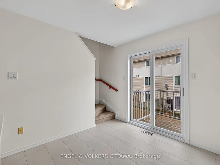 104 Manhattan Cres — Photo 8