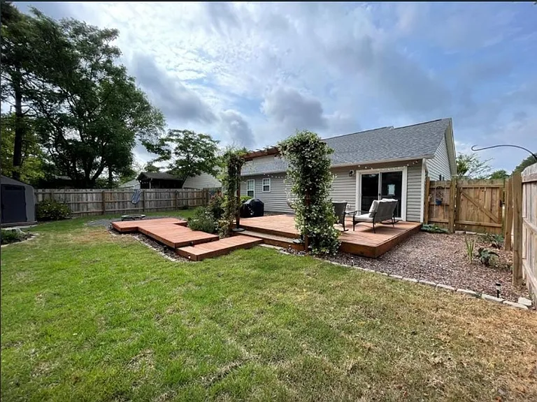 907 Brewster Ln — Photo 22
