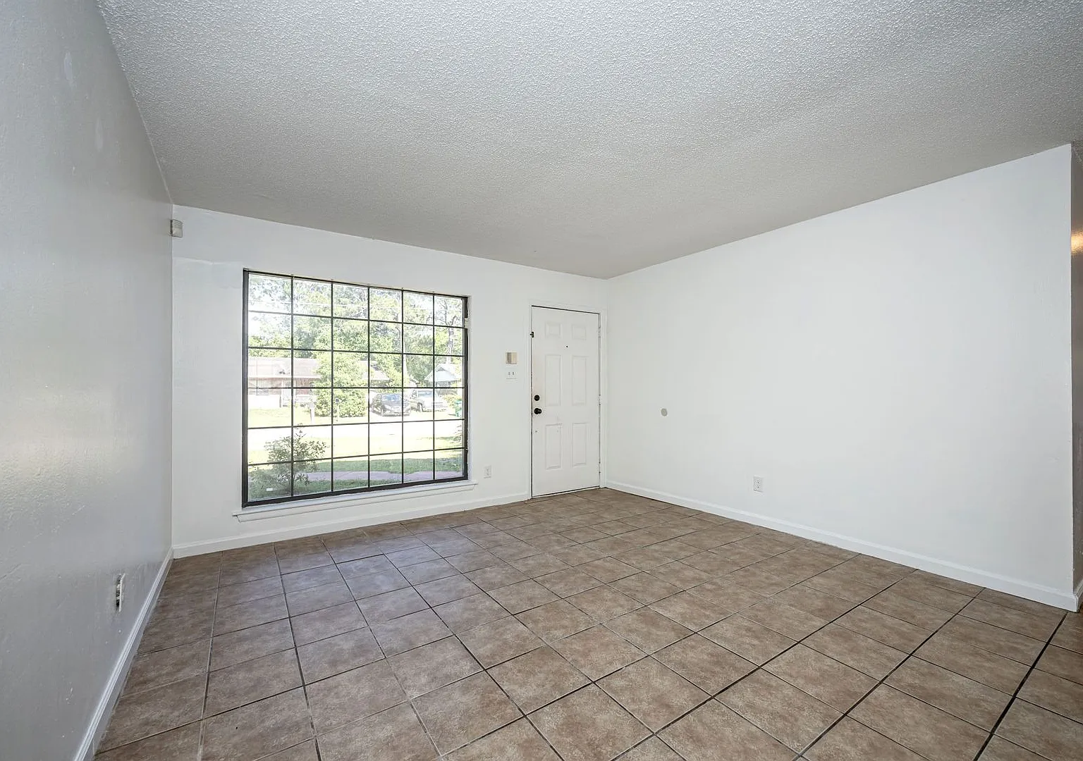 3 Bed 2 Bath home in Moss Point — Photo 4