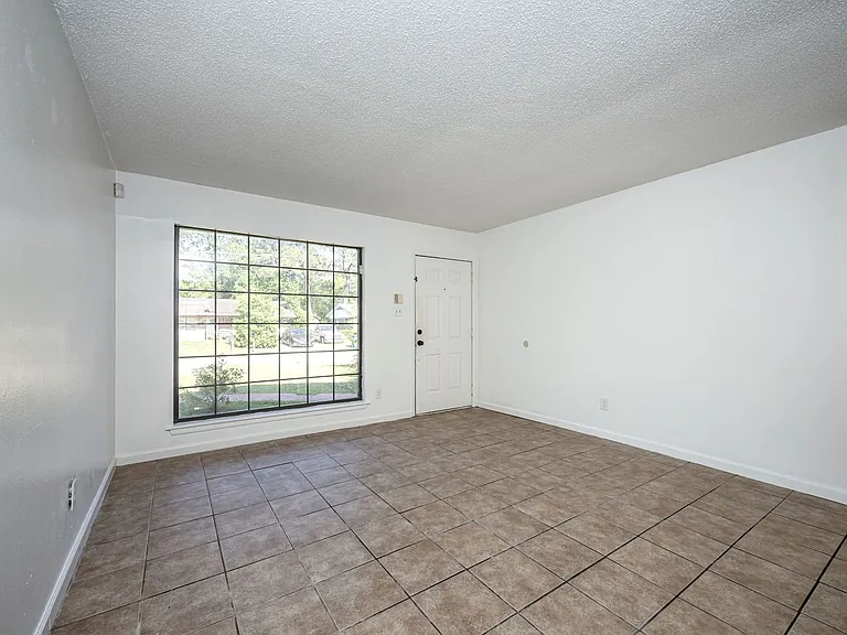 5612 Rose Dr — Photo 4