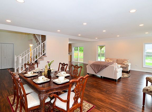 3rd image of 321 Oak Hill Ct