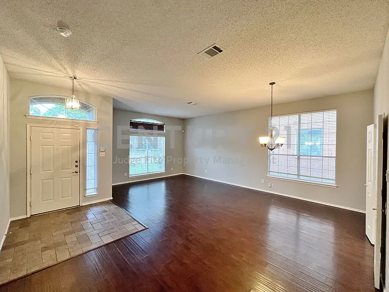 1222 Harvard Ln — Photo 2