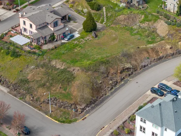 2683 NW Mount Hood Dr, McMinnville, OR 97128