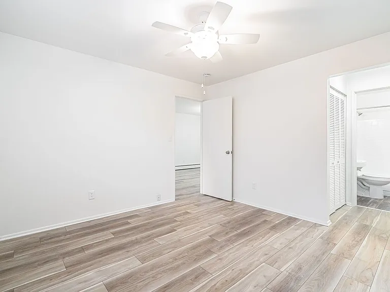 Lindsay Court Apartments — Photo 16