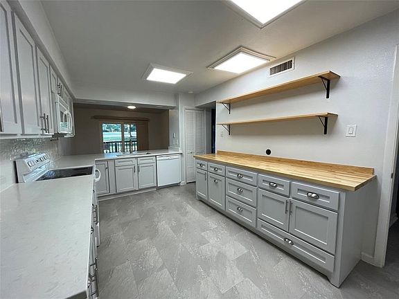 5th image of 2976 Buttonwood Dr