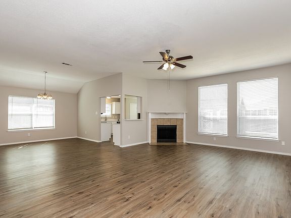 4th image of 1013 Carlin Ln