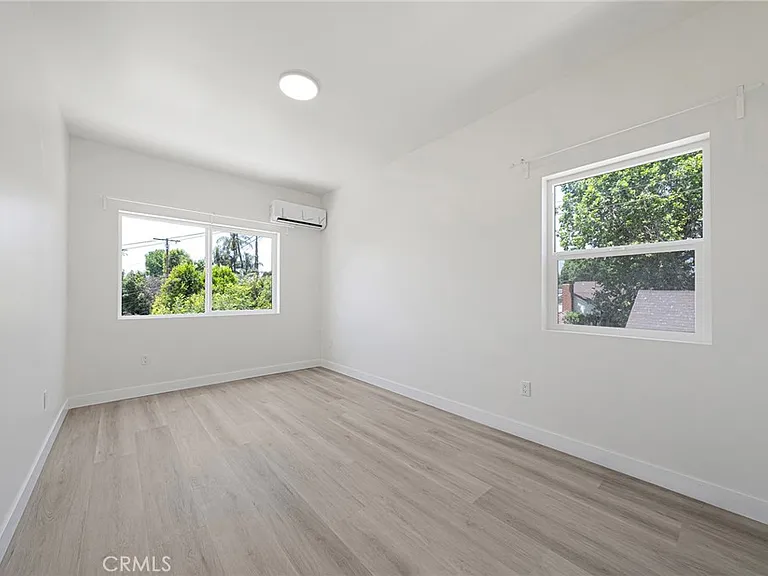 2423 S Myrtle Ave — Photo 14